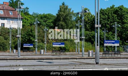 Piattaforme e binari presso la stazione della S-Bahn Olympiastadion di Berlino, Germania Foto Stock