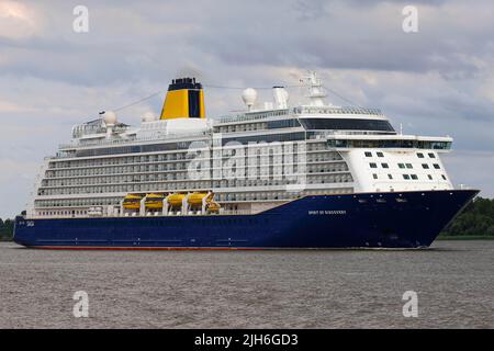 La nave da crociera Spirit of Discovery lascia il porto di Amburgo sull'Elba, Amburgo, Germania Foto Stock