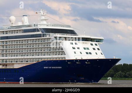 La nave da crociera Spirit of Discovery lascia il porto di Amburgo sull'Elba, Amburgo, Germania Foto Stock