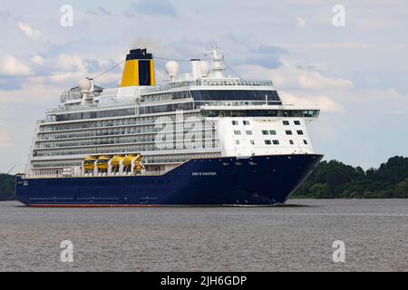 La nave da crociera Spirit of Discovery lascia il porto di Amburgo sull'Elba, Amburgo, Germania Foto Stock