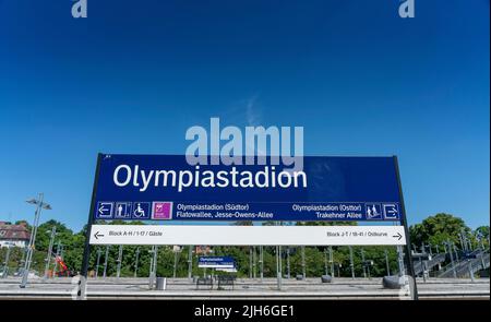 Piattaforme e binari presso la stazione della S-Bahn Olympiastadion di Berlino, Germania Foto Stock