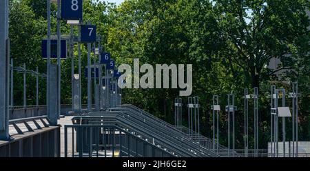 Piattaforme e binari presso la stazione della S-Bahn Olympiastadion di Berlino, Germania Foto Stock