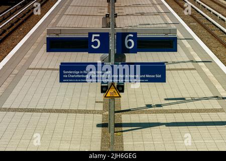 Piattaforme e binari presso la stazione della S-Bahn Olympiastadion di Berlino, Germania Foto Stock