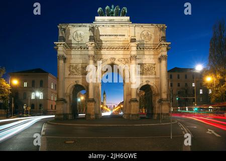 Siegestor illuminato in serata, ora blu, Monaco, Baviera, Germania Foto Stock
