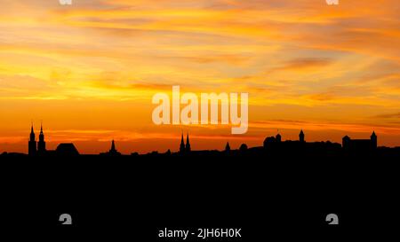 Skyline, luminoso, rosso, cielo serale, silhouette dopo il tramonto, Da sinistra Lorenzkirche, Friedenskirche, St. Sebald, Tiergaertnertorturm, Kaiserburg Foto Stock