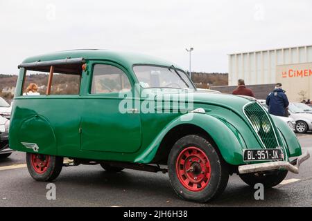 Peugeot 202 del 30s in una versione come un piccolo camion in una riunione di auto classica a Landernau, dipartimento Finistere Penn-ar-Bed, regione Bretagne Breizh Foto Stock