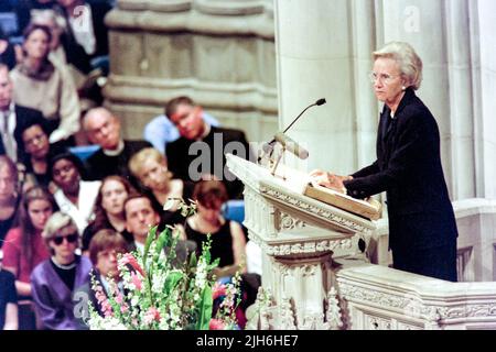 Katharine Graham, presidente del Washington Post consegna un tributo a Diana, la Principessa del Galles, durante un memoriale e un servizio di preghiera in occasione della sua morte alla Cattedrale Nazionale di Washington, 6 settembre 1997, a Washington, D.C. Foto Stock