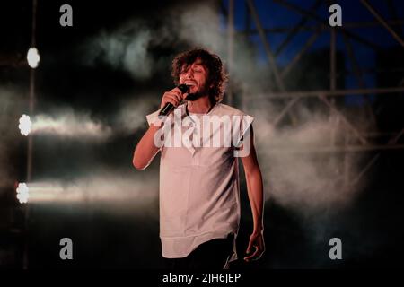 Villafranca di Verona, Italia. 15th luglio 2022. Il cantante italiano Ermal Meta si esibisce dal vivo al Castello Scaligero per il suo tour estivo 2022 Credit: Roberto Tommasini/Alamy Live News Foto Stock