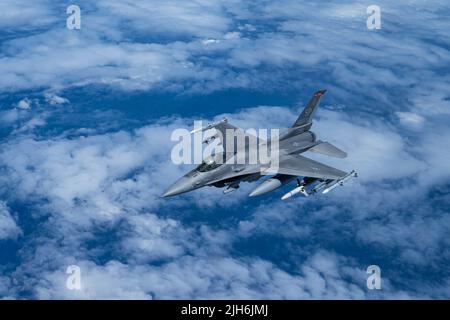 Un US Air Force F-16 Fighting Falcon assegnato al 480th Fighter Squadron, Spangdahlem Air base, Germania, vagare i cieli sopra la Spagna durante l'esercizio Real Thaw 22, 29 giugno 2022. Real Thaw 22 è un esercizio di formazione pluriennale annuale tenuto dalle forze aeree portoghesi che hanno invitato le nazioni partecipanti a partecipare. (STATI UNITI Air Force foto di Senior Airman Nicholas Swift) Foto Stock