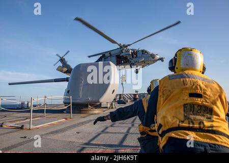 220613-N-TC847-1113 OCEANO ATLANTICO (13 giugno 2022) marinai assegnati a esplosive Ordnance Disposal Mobile Unit 12 FAST-Pope respinge da un elicottero MH-60R Sea Hawk sul pezzo forte del cacciatorpediniere missilistico guidato classe Ticonderoga USS Leyte Gulf (CG 55) 13 giugno 2022. The George H.W. Bush Carrier Strike Group (CSG) sta completando un esercizio di certificazione per aumentare l'interoperabilità e la capacità di combattimento degli Stati Uniti e degli alleati prima di un'implementazione futura. The George H.W. Bush CSG è un sistema integrato di armi da combattimento che offre una capacità di combattimento superiore per scoraggiare, e se necessario, Foto Stock