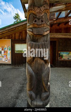 Totem Pole Columns, Pender Island Community Hall a North Pender Island, British Columbia, Canada Foto Stock