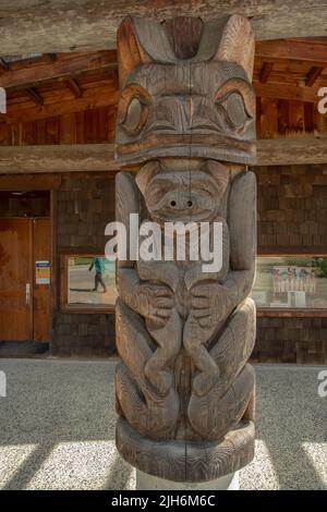 Totem Pole Columns, Pender Island Community Hall a North Pender Island, British Columbia, Canada Foto Stock
