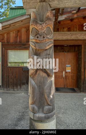 Totem Pole Columns, Pender Island Community Hall a North Pender Island, British Columbia, Canada Foto Stock