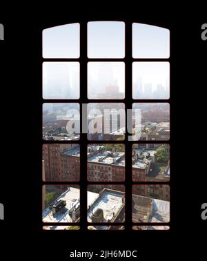 Skyline della città da una finestra di un appartamento o di un ufficio in una luminosa giornata di sole. Vista dall'interno di un attico vuoto scuro o camera d'hotel con vetro quadrato Foto Stock