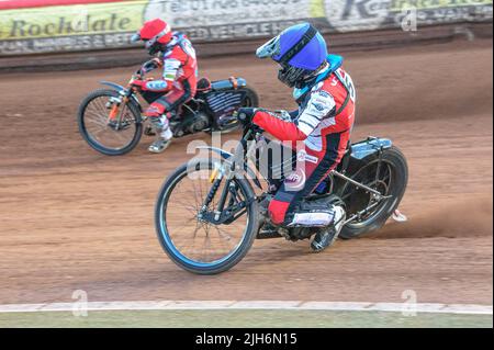 Harry McGurk (Blue) all'interno del compagno di squadra Jack Smith (Red) durante la partita della National Development League tra Belle Vue Colts e Mildenhall Fens Tigers al National Speedway Stadium di Manchester venerdì 15th luglio 2022. (Credit: Ian Charles | MI News) Credit: MI News & Sport /Alamy Live News Foto Stock