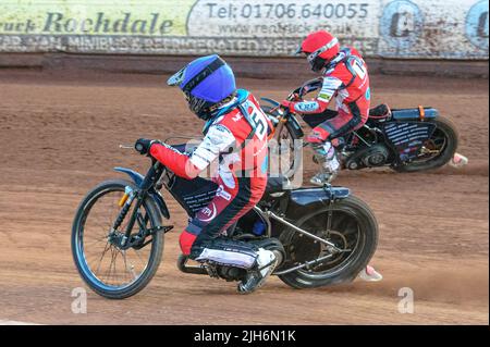 Harry McGurk (Blue) all'interno del compagno di squadra Jack Smith (Red) durante la partita della National Development League tra Belle Vue Colts e Mildenhall Fens Tigers al National Speedway Stadium di Manchester venerdì 15th luglio 2022. (Credit: Ian Charles | MI News) Credit: MI News & Sport /Alamy Live News Foto Stock