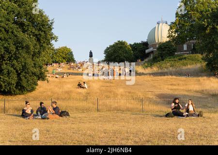 Londra UK, 15th luglio 2022. Meteo Regno Unito. Il pubblico generale si affollerà al parco di Greenwich per godersi l'estate calda del venerdì pomeriggio mentre i raggi del sole asciugano l'erba nel parco, un'emergenza nazionale britannica è stata dichiarata dopo un avvertimento rosso di calore estremo è stato emesso per la prima volta, come temperature potrebbero colpire 40C il lunedì prossimo, Londra Inghilterra. Credit: Xiu Bao/Alamy Live News Foto Stock