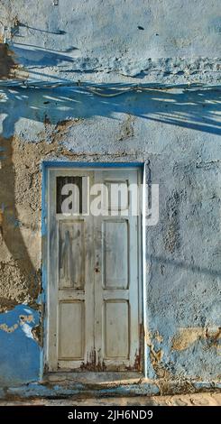 L'esterno di un edificio in mattoni decadenti con vernice da peeling a Santa Cruz de la Palma. Dettagli architettonici di una proprietà rustica abbandonata con un Foto Stock