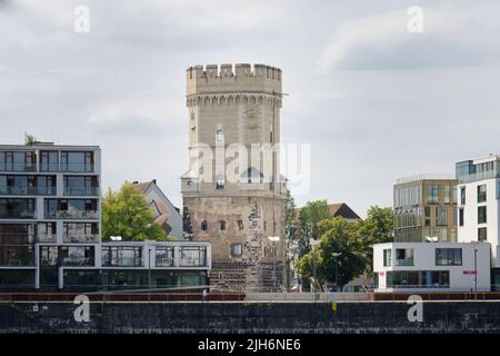 Colonia, Germania 14 luglio 2022: Bayenturm parte delle mura medievali della città di colonia e la sua fine al fiume reno, costruito nel 1220 Foto Stock