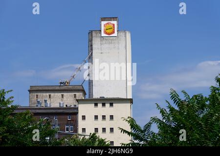 Colonia, Germania 14 luglio 2022: Edificio storico del mulino aurora, una volta uno dei più grandi mulini di farina in europa Foto Stock