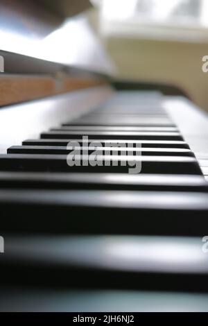 Tasti pianoforte Ivory ed ebano su strumento musicale utilizzati dal musicista per creare e suonare una sinfonia rilassante o una canzone classica. Primo piano e dettaglio macro di Foto Stock