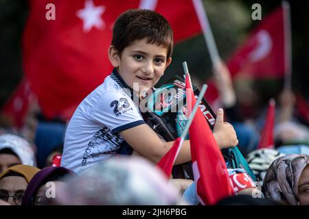 Istanbul, Turchia. 15th luglio 2022. Un bambino ha visto durante l'evento di commemorazione della Giornata della democrazia e dell'unità Nazionale del luglio 15 a Piazza Sarachane, in occasione del sesto anniversario del colpo di stato sconfitto orchestrato dall'Organizzazione terroristica di Fetullah (FETO) il 15 luglio 2016. Credit: SOPA Images Limited/Alamy Live News Foto Stock