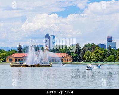 Vista soleggiata del City Park Pavilion e del paesaggio urbano di Denver, Colorado Foto Stock