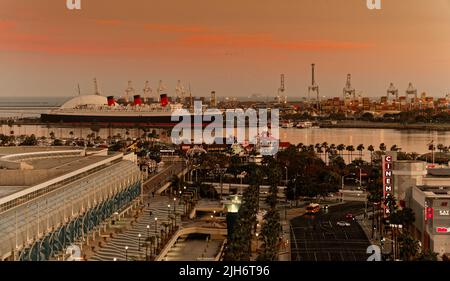 Long Beach Convention Center e Queen Mary at Dusk Foto Stock