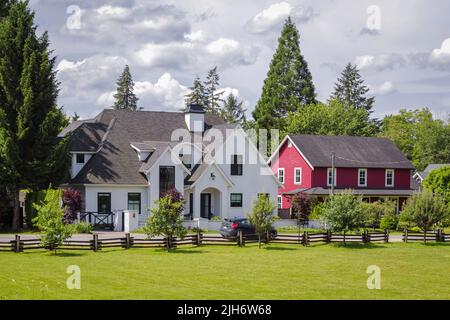 Casa di lusso a Vancouver, Canada. Grande casa di lusso con un patio. Fuoco selettivo, nessuno. Moderna architettura residenziale canadese. Foto Stock