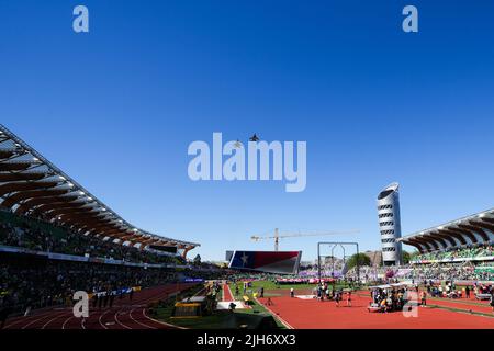 Gli aerei sorvolano lo stadio durante la cerimonia di apertura il giorno uno dei Campionati mondiali di atletica a Hayward Field, University of Oregon negli Stati Uniti. Data foto: Venerdì 15 luglio 2022. Foto Stock