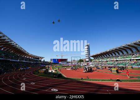 Gli aerei sorvolano lo stadio durante la cerimonia di apertura il giorno uno dei Campionati mondiali di atletica a Hayward Field, University of Oregon negli Stati Uniti. Data foto: Venerdì 15 luglio 2022. Foto Stock