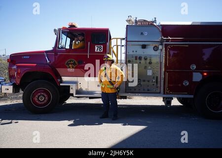 Richmond, Stati Uniti. 15th luglio 2022. Un vigile del fuoco è visto accanto ad un camion del fuoco durante il fuoco di spazzola che estingue. I vigili del fuoco rispondono a un fuoco a spazzola a Richmond, il fuoco a spazzola è iniziato intorno alle 1:22 ed è stato contenuto dalle 2 p.m. la causa del fuoco è la combustione aperta dei rifiuti nella zona. Credit: SOPA Images Limited/Alamy Live News Foto Stock