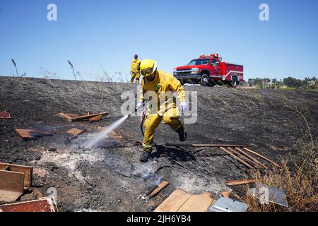 Richmond, Stati Uniti. 15th luglio 2022. Un vigile del fuoco usa l'acqua per spegnere il fuoco della spazzola a Richmond. I vigili del fuoco rispondono a un fuoco a spazzola a Richmond, il fuoco a spazzola è iniziato intorno alle 1:22 ed è stato contenuto dalle 2 p.m. la causa del fuoco è la combustione aperta dei rifiuti nella zona. (Foto di Michael ho Wai Lee/SOPA Images/Sipa USA) Credit: Sipa USA/Alamy Live News Foto Stock