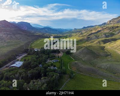 Veduta aerea del paesaggio sopra l'area rurale di Cody in Wyoming Foto Stock