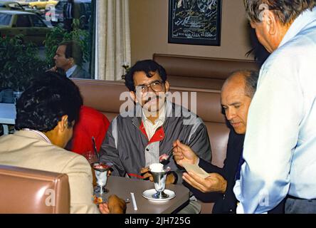 CHICAGO, ILLINOIS - 2 AGOSTO 1986 il presidente del Nicaragua Daniel Ortega siede con la sua famiglia godendo alcuni dei famosi hot dog di Chicago, seguito da gelato sundaes a cena su Michigan Avenue dopo l'incontro con il Rev. Jesse Jackson presso LA sede CENTRALE DI PUSH. Credito: Mark Reinstein / MediaPunch Foto Stock