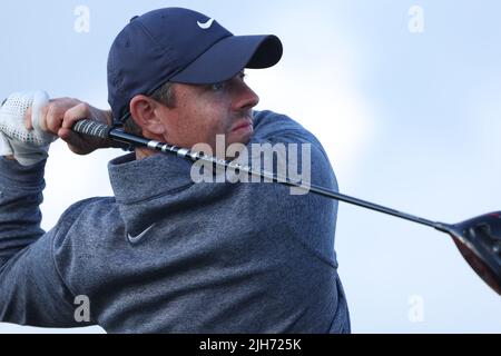 St Andrews, Regno Unito. 15th luglio 2022. Rory McIlroy dell'Irlanda del Nord durante il secondo round del British Open Championship 150th al St Andrews Old Course di Fife, Scozia, il 15 luglio 2022. Credit: Koji Aoki/AFLO SPORT/Alamy Live News Credit: AFLO Co. Ltd./Alamy Live News Foto Stock