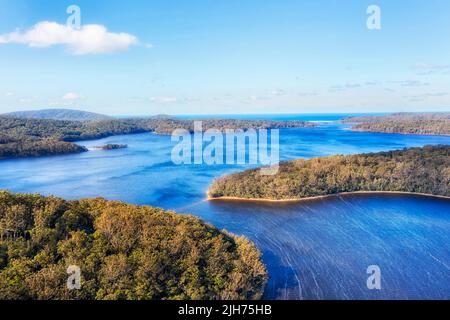 Lago panoramico di Myall nel parco nazionale sulla costa del Pacifico dell'Australia - paesaggio aereo. Foto Stock