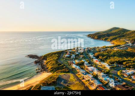 Un miglio e le spiagge di Burgess della citta' di Forster sulla costa pacifica dell'Australia in vista aerea. Foto Stock