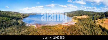 Boschi di gum-tree intorno al lago Myalls nel Parco Nazionale dell'Australia sulla costa del Pacifico - panorama aereo. Foto Stock