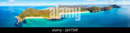 Booti Booti National Park sulla costa pacifica dell'Australia a Elizabeth Bay Beach lungo la Lakes Way - ampio panorama aereo. Foto Stock