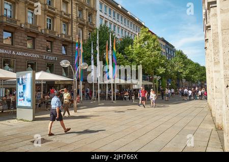 La Schlossplatz di Stoccarda è la parte centrale della città, ricca di negozi e ristoranti. Foto Stock