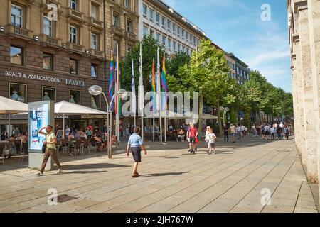 La Schlossplatz di Stoccarda è la parte centrale della città, ricca di negozi e ristoranti. Foto Stock