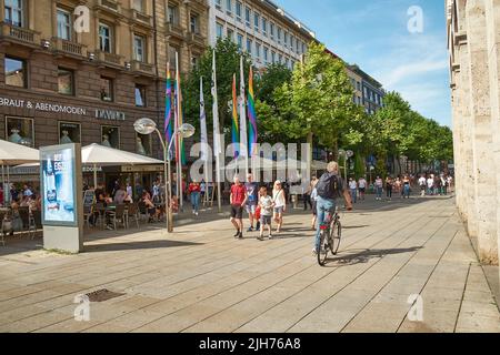 La Schlossplatz di Stoccarda è la parte centrale della città, ricca di negozi e ristoranti. Foto Stock