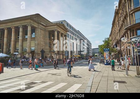 La Schlossplatz di Stoccarda è la parte centrale della città, ricca di negozi e ristoranti. Foto Stock