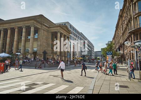 La Schlossplatz di Stoccarda è la parte centrale della città, ricca di negozi e ristoranti. Foto Stock