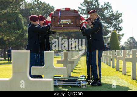 9 luglio 2022 - USA - soldati dal 4-319th Regiment di artiglieria di campo di Airborne, 173rd Regiment di fanteria, 173rd la squadra di combattimento di Brigade di fanteria (Airborne) abbassa la scrigata delle forze aeree dell'esercito degli Stati Uniti 2nd Lt. William J. McGowan durante una cerimonia di sepoltura al cimitero americano di Normandia, Francia, il 9 luglio 2022. McGowan è stato ucciso durante le operazioni in Francia durante la seconda guerra mondiale quasi 80 anni fa. Fu messo a riposo con pieni onori militari con la famiglia, gli amici e i funzionari locali in presenza. È stato sepolto a circa 350 miglia di distanza da suo zio e nomesake, che è morto durante la prima guerra mondiale ed è Foto Stock