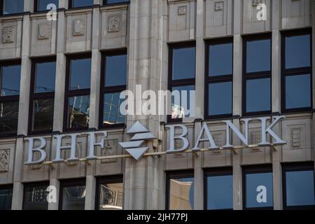 Amburgo, Germania 22 giugno 2022, il logo del marchio della BHF Bank di fronte a una filiale di Amburgo Foto Stock