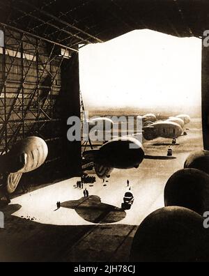 World War 2 , precauzioni antiaeree -- WWII - un hangar gigante per i palloncini antiaerei. Foto Stock