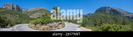 Strada di montagna curva e vista panoramica del paesaggio intorno 'vallon st pons' vicino a Gemenos nel dipartimento Bouches-du-Rhône, Francia Foto Stock