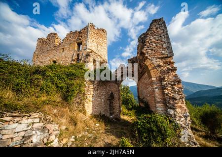 Rovine del castello di Pecorari a Piobbico (PU) Foto Stock